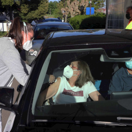 Una enfermera vacuna contra la covid en el autovac instalado en el Hospital Monte Naranco de Oviedo.