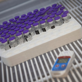 Varias dosis de la vacuna de Pfizer en una nevera del CAP Montenegre de Barcelona.