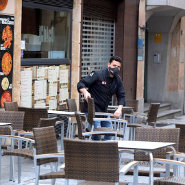 Un camarero prepara la terraza de un bar de Salamanca. Castilla y León ha abierto este viernes las terrazas de la hostelería, salvo en la capital burgalesa.