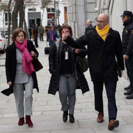 La expresidenta del Parlament Carme Forcadell (izda), y los ex consellers Raúl Romeva y Dolors Bassa, a su llegada al Tribunal Supremo. | ZIPI (EFE)