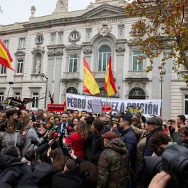 23/12/2022. El presidente de Vox, Santiago Abascal, ofrece declaraciones a los medios tras presentar una querella contra el presidente del Ejecutivo en el Tribunal Supremo. Jesús Hellín / Europa Press