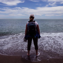 Una turista se refresca los pies en la playa de la Malagueta en Málaga. - EFE