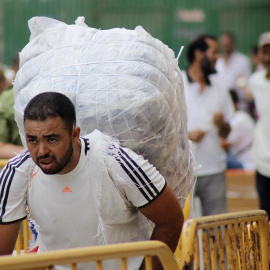 El tráfico de mercancías entre Ceuta y Marruecos se ha reanudado hoy después de haber estado ocho días sin actividad como consecuencia del cierre. EFE/Reduán