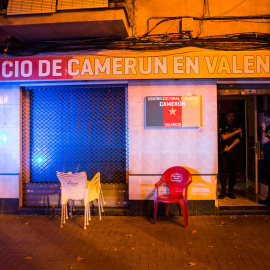 Agentes de la Policía Local de Valencia entran al local del centro cultural camerunés después de detener a Nfina Ondo.- EVA MÁÑEZ
