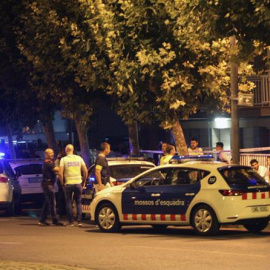 La policía inspecciona un coche en Cambrils (Tarragona), donde cuatro presuntos terroristas han sido abatidos por los Mossos después de haber arrollado con un vehículo a seis personas en el Paseo Marítimo de la localidad, que han resultado heridas de 