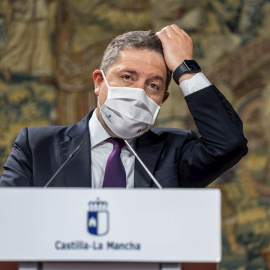 El presidente de Castilla-La Mancha, Emiliano García-Page durante la rueda de prensa para informar de los acuerdos alcanzados en el Consejo de Gobierno extraordinario este sábado 8 de abril.