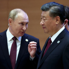 El presidente ruso, Vladimir Putin, habla con su homólogo chino, Xi Jinping, antes del plenario de la cumbre de la Organización de Cooperación de Shanghai (OCS) en Samarcanda (Uzbekistán). REUTERS/Sputnik/Sergey Bobylev/Pool