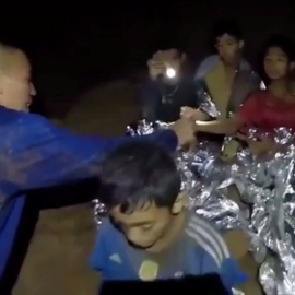 Algunos de los menores atrapados en una cueva de Tailandia reciben tratamiento médico./REUTERS