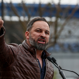 El líder de Vox, Santiago Abascal, realiza una intervención en el acto electoral del partido en Fuenlabrada, (Madrid, España), a 19 de abril de 2021.