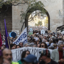 Varias personas durante una manifestación por el derecho a la vivienda en València.