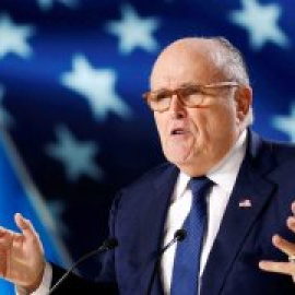 El abogado de Trump, Rudy Giuliani, vuelve a ser tendencia por un pedo en plena comparecencia