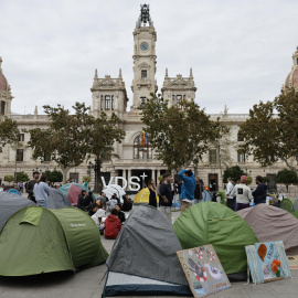 Campistas por el derecho a la vivienda en la Plaza del Ayuntamiento de Valéncia,  a 20 de octubre de 2024.