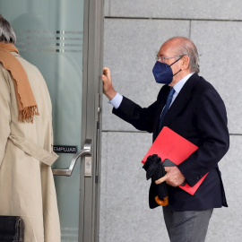 El expresidente de Sacyr Luis del Rivero (d) llega a la Audiencia Nacional para declarar como testigo ante el juez en el marco de la Pieza BBVA del Caso Tándem. EFE/Juan Carlos Hidalgo
