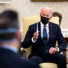 El presidente de EE.UU, Joe Biden, ofrece declaraciones públicas en el Despacho Oval de la Casa Blanca, en Washington (EE.UU).