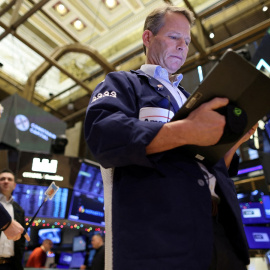 Unos operadores en el patio de negociación de la Bolsa de Nueva York (NYSE, por las siglas en inglés de New York Stock Exchange), en Wall Street. REUTERS/Andrew Kelly