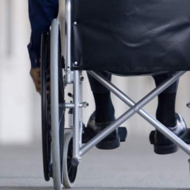 Hombre en silla de ruedas