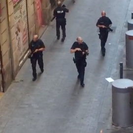 Las imágenes del atropello en el centro de Barcelona. / EFE