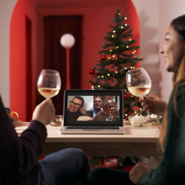 Según los expertos, si se quieren hacer celebraciones estas navidades siempre va a haber un riesgo que hay que asumir. / Adobe Stock