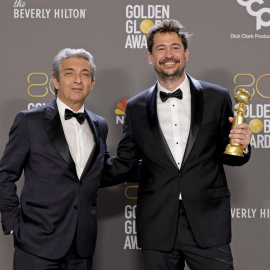 Santiago Mitre y Ricardo Darin posan con el premio a mejor película de habla no inglesa en la 80ª edición de los Premios Globo de Oro