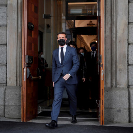 El líder del PP, Pablo Casado, abandona el hemiciclo durante el pleno del Congreso de los Diputados de este miércoles.