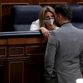 La vicepresidenta tercera y ministra de Trabajo, Yolanda Díaz, conversa con el portavoz de ERC Gabriel Rufián durante la nueva sesión de control al Gobierno de este miércoles en el Congreso de los Diputados.