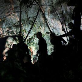 Personal de rescate de Tailandia trata de entrar en el interior de la cueva donde un grupo de menores quedó atrapado./REUTERS