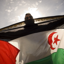 Hombre con la bandera del Sahara Occidental
