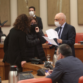 30/11/2020.- El secretario general del Grupo Socialista en el Congreso, Rafael Simancas, y la portavoz del PSOE en el Congreso, Adriana Lastra (c), charlan durante una Junta de Portavoces en la Cámara Baja.