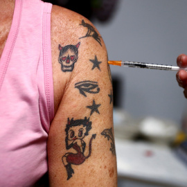 Personal sanitario administra la vacuna contra la covid-19 a una mujer