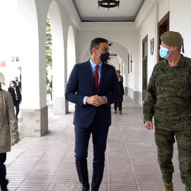 Sánchez y Robles visitan la Unidad de Vigilancia Epidemiológica del Ejército de Tierra