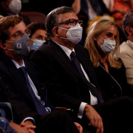El alcalde de Madrid, José Luis Martínez-almeida (2i) junto al expresidente de la Comisión Europea y de Portugal, José Manuel Durao Barroso (c), durante la tercera jornada de la convención nacional del Partido Popular, este miércoles en Madrid.