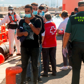 un grupo de migrantes llegan al Puerto de Motril (Granada) tras ser rescatados por Salvamento Marítimo el pasado lunes a nueve millas de las costa.