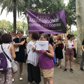 08.07.2019 - A las puertas de la Audiencia se han concentrado una cincuentena de personas convocadas por la Plataforma unitaria contra la violencia de género, con la pancarta 'Basta agresiones contra las mujeres' y otros carteles con el mensaje 'No es ab