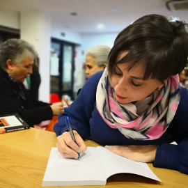 Nuria González firmando su libro 'Vientres de alquiler'