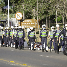 Policía antidisturbios en los aledaños del Tribunal Supremo en Brasilia, Brasil.