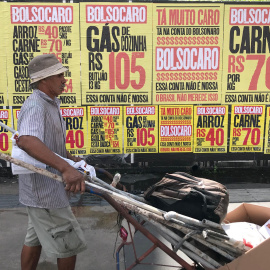 Carteles de protesta en São Paulo ante los altos precios de alimentos y las bombonas de gas. - Roberto Parizotti