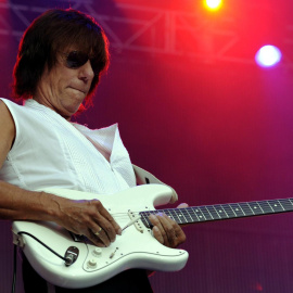 Jeff Beck de Gran Bretaña se presenta durante un concierto de la serie Moon and Stars en la Piazza Grand en Locarno, Suiza, el 10 de julio de 2010