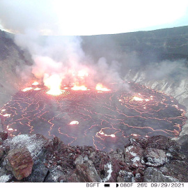 Imagen del cráter del volcán Kilauea en Hawai con la lava incandescente este 30 de septiembre de 2021.