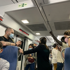 Gent dreta en el tren Portbou-Barcelona.