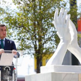 El presidente de la Junta, Juanma Moreno, dirige unas palabras al publico asistente en el acto de inauguración de la escultura-homenaje a los trabajadores de la sanidad en Andalucía. Archivo.