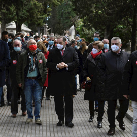 El secretario de Organización del PSOE y ministro de Transportes, José Luis Ábalos y el secretario general de UGT, Pepe Álvarez, han participado en un acto de homenaje en el Cementerio Civil de Madrid a Pablo Iglesias Posse, fundador de UGT y del PSOE