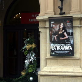 Exterior del Liceu amb un cartell de 'La traviata'.