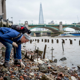 Lara Maiklem, autora del libro ‘Mudlarking’, en el río Támesis, en Londres.