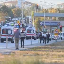 Ambulancias y vehículos de Policía en el lugar donde se ha producido el atentado a las afueras de Ankara, en Turquía.