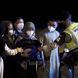 Llegada de un contingente de refugiados de Afganistán a la Base Aérea de Torrejón de Ardoz de Madrid, en octubre de 2021.