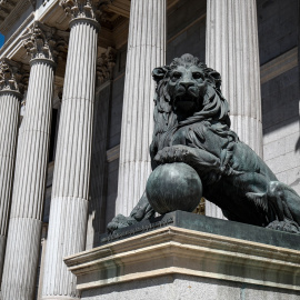 Uno de los emblemáticos leones que se encuentran delante de la fachada del Congreso de Madrid. Imagen de Archivo.