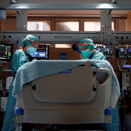 Dos profesionales sanitarios trabajan en la UCI del Hospital Vall d'Hebron de Barcelona, en una imagen de archivo.