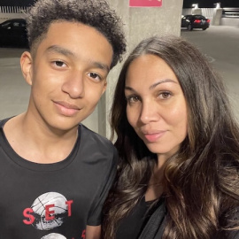 Imagen de Sewell Setzer III con su madre, Megan Garcia.