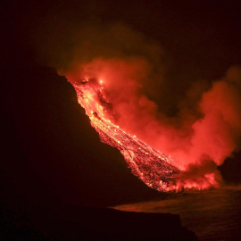 La colada de lava que emerge de la erupción volcánica de La Palma ha llegado esta noche al mar en una zona de acantilados este 29 de septiembre de 2021.