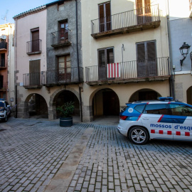 Fachada de la vivienda que un hombre a quemado presuntamente con su pareja dentro, a 28 de noviembre de 2022, en Artesa de Segre, Lleida.